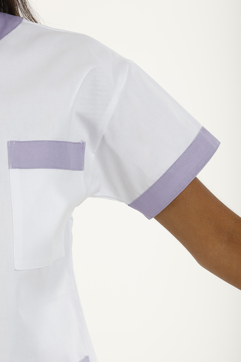 Casacca unisex collo V bianca bordi lilla - immagine 4